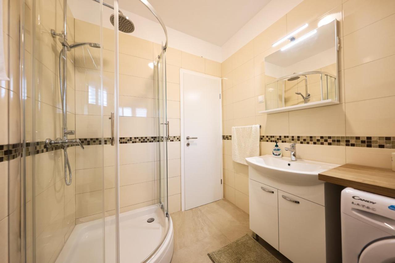 Apartment Puntamika Villa De Rosa - Ground Floor Zadar Extérieur photo