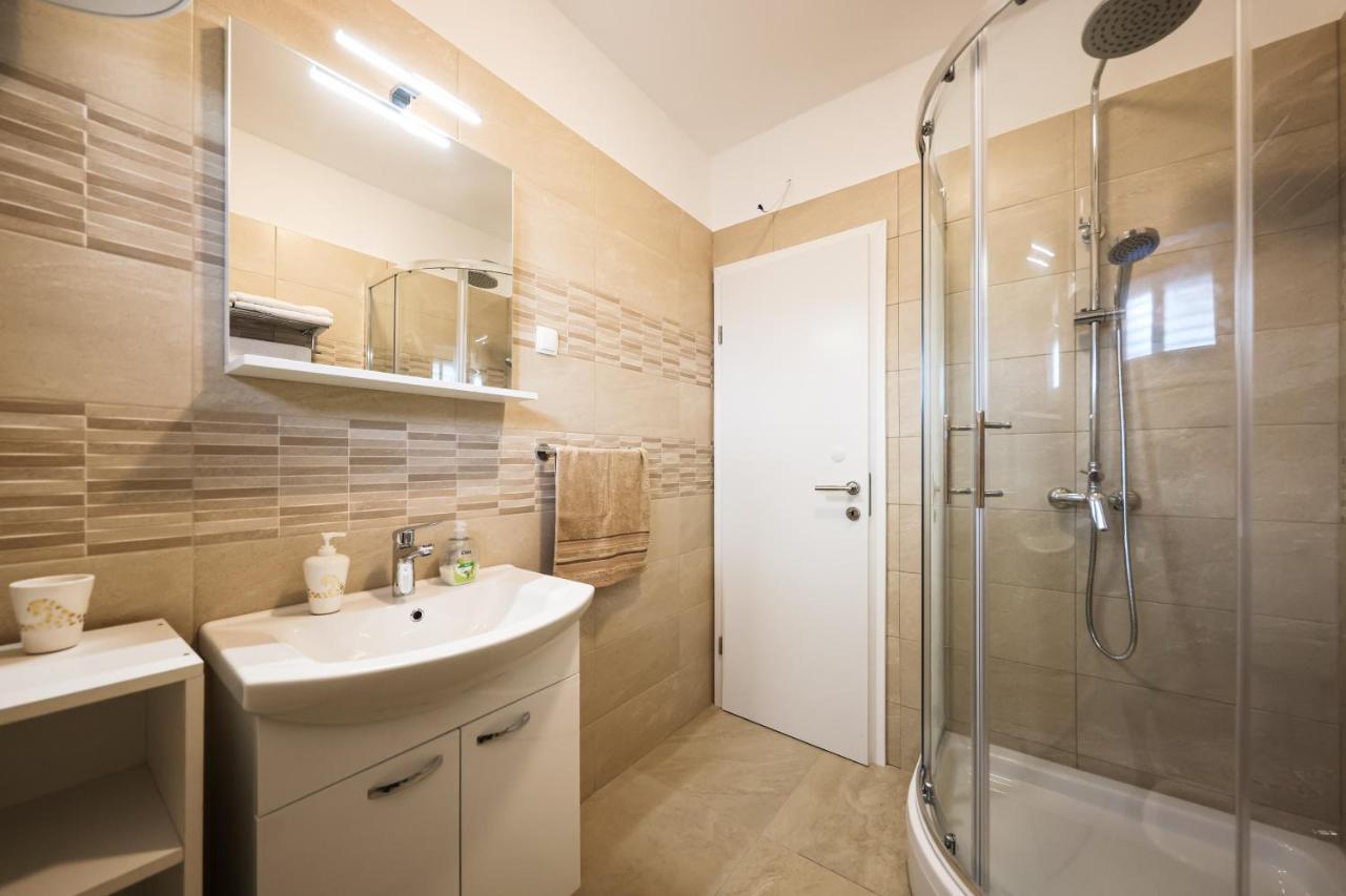 Apartment Puntamika Villa De Rosa - Ground Floor Zadar Extérieur photo